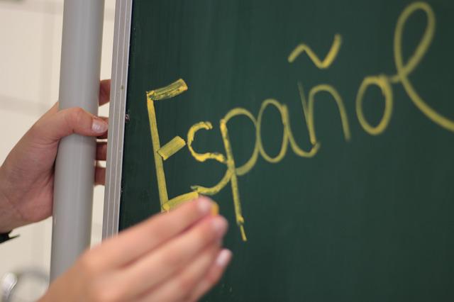 Dlaczego warto uczyć się języka w szkole językowej?